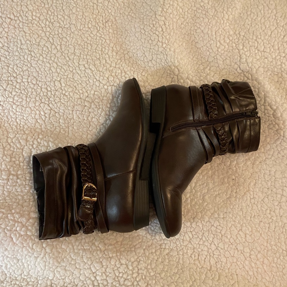 Comfortview size 8w  Brown Faux Leather Ankle Boots